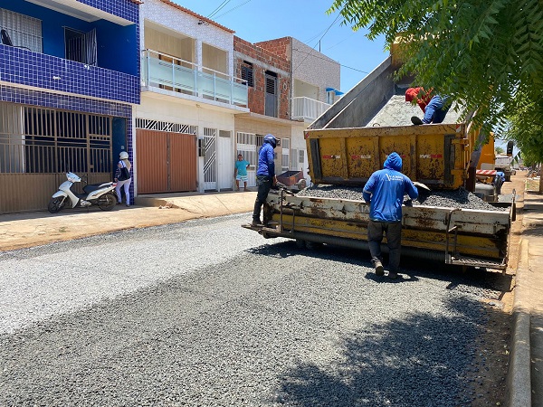 Prefeitura de Sousa realiza trabalho de pavimentação de rua no bairro Jardim Sorrilândia I